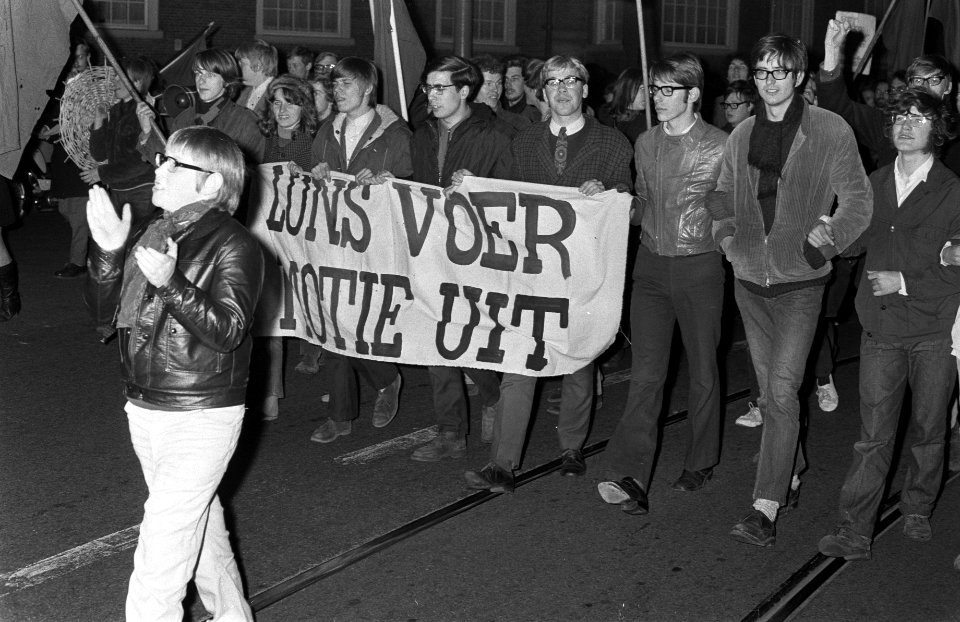 Demonstratie van plusminus 500 jongeren tegen bewind in Griekenland te Den Haag , Bestanddeelnr 922-3193