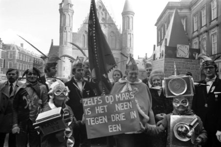 Demonstratie op Binnenhof tegen samenvoeging gemeenten in IJmondgebied, Johnny J, Bestanddeelnr 925-3728