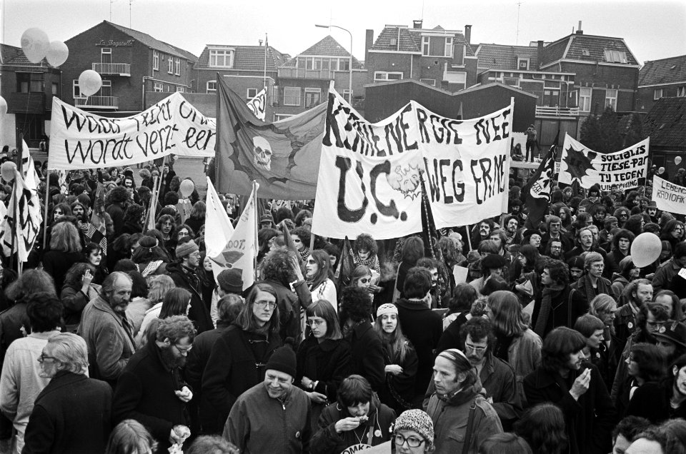 Demonstratie URENCO in Almelo demonstranten tijdens manifestatie op Marktplein, Bestanddeelnr 929-6043