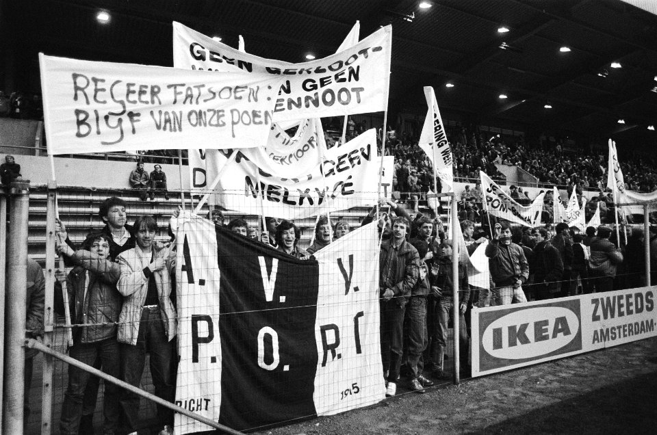 Demonstratie tijdens voetbal Nederland tegen Griekenland in PSV-stadion tegen pl, Bestanddeelnr 932-1051