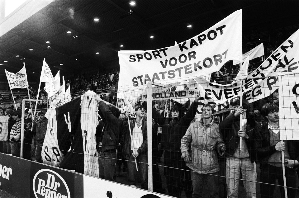 Demonstratie tijdens voetbal Nederland tegen Griekenland in PSV-stadion tegen pl, Bestanddeelnr 932-1052