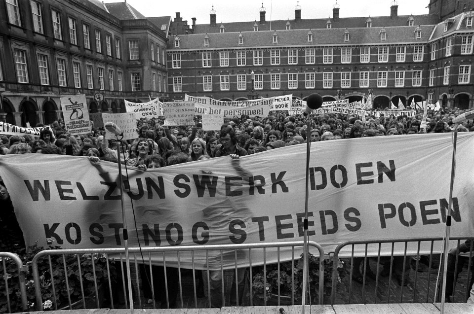 Demonstratie welzijnswerkers Den Haag demonstranten op Binnenhof, Bestanddeelnr 928-1647