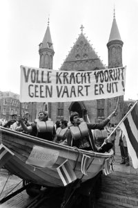 Demonstratie op het Binnenhof tegen inperking van het vervoer tussen Terschellin, Bestanddeelnr 930-9988
