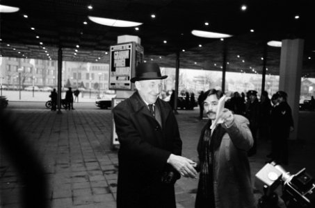 Demonstratie VVDM-ers voor Haags Congresgebouw waar NATO generaal Haig rede hiel, Bestanddeelnr 929-6557