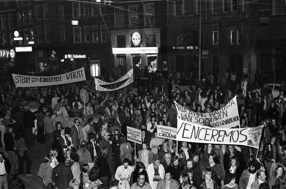 Demonstratie ter herdenking van 1e verjaardag kolonelsbewind in Chili in Amsterd, Bestanddeelnr 927-4460