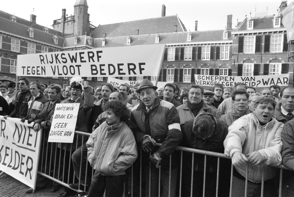 Demonstratie personeel Rijkswerf Den Helder op Binnenhof, Bestanddeelnr 934-1436