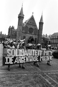 Demonstratie op het Binnenhof, Bestanddeelnr 931-7432