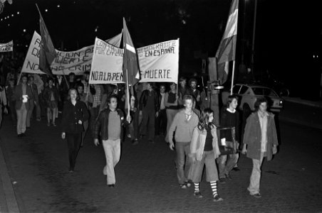 Demonstratie tegen de doodvonnissen in Spanje overzicht demonstratie met rechts, Bestanddeelnr 928-1659