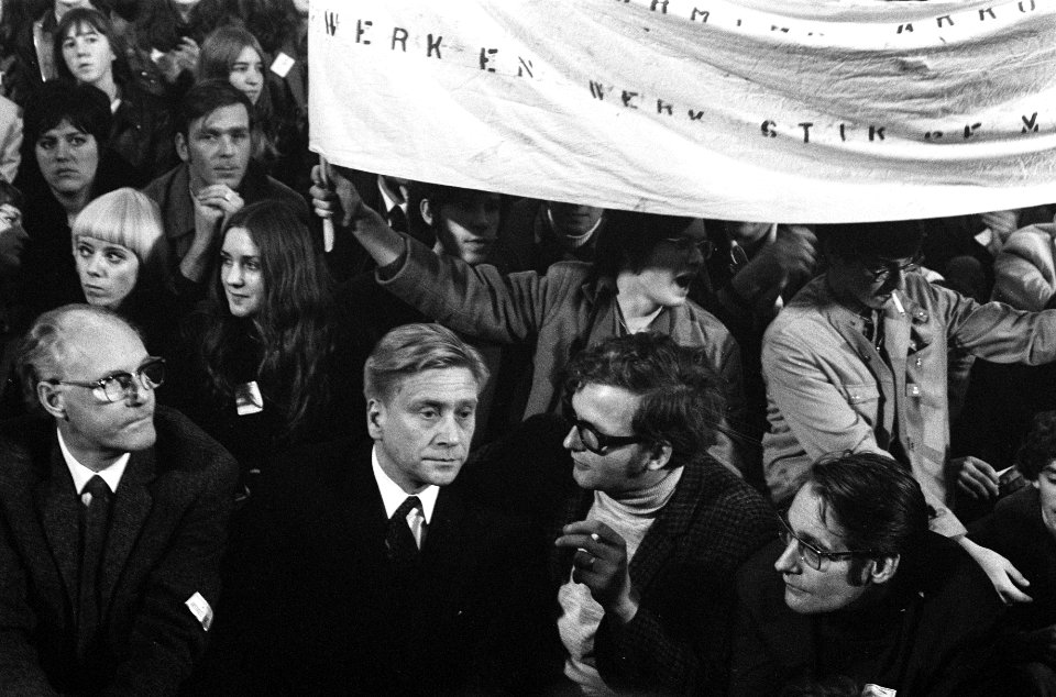 Demonstratie van Werkende Jongeren in Den Haag . In de tent, Bestanddeelnr 922-9294