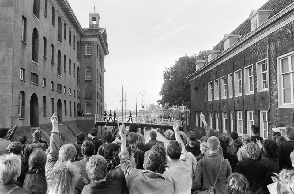 Demonstratie tegen diner NAVO-officieren in Scheepvaartmuseum Amsterdam, Bestanddeelnr 933-7690