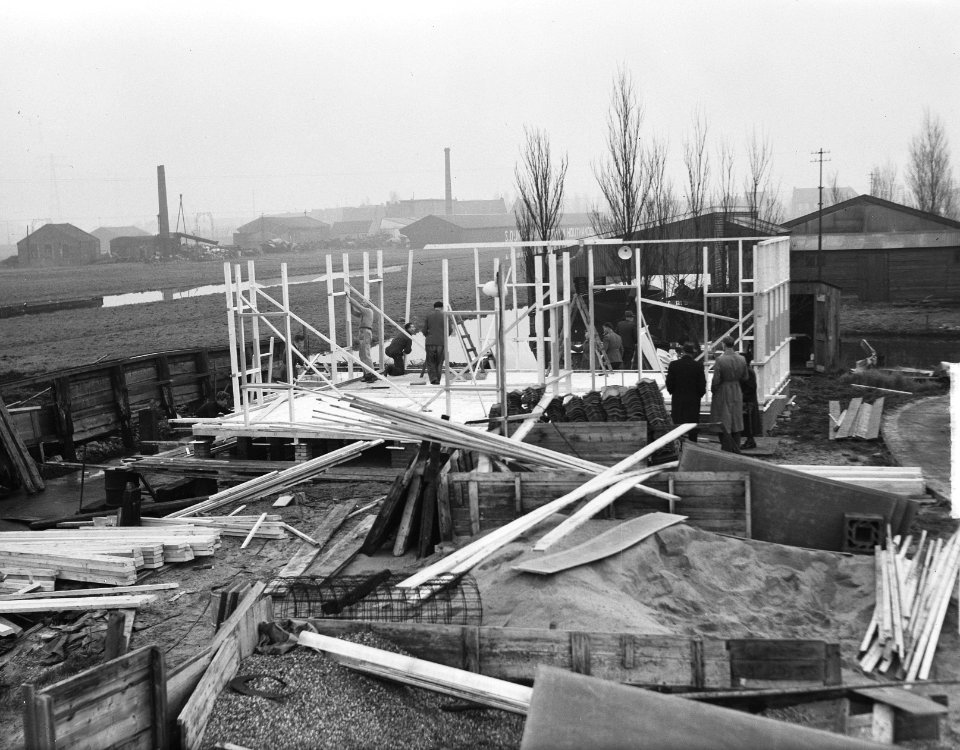 Demonstratie van een bouwpakket emigrantenwoning door een aannemingsbedrijf in, Bestanddeelnr 904-4315