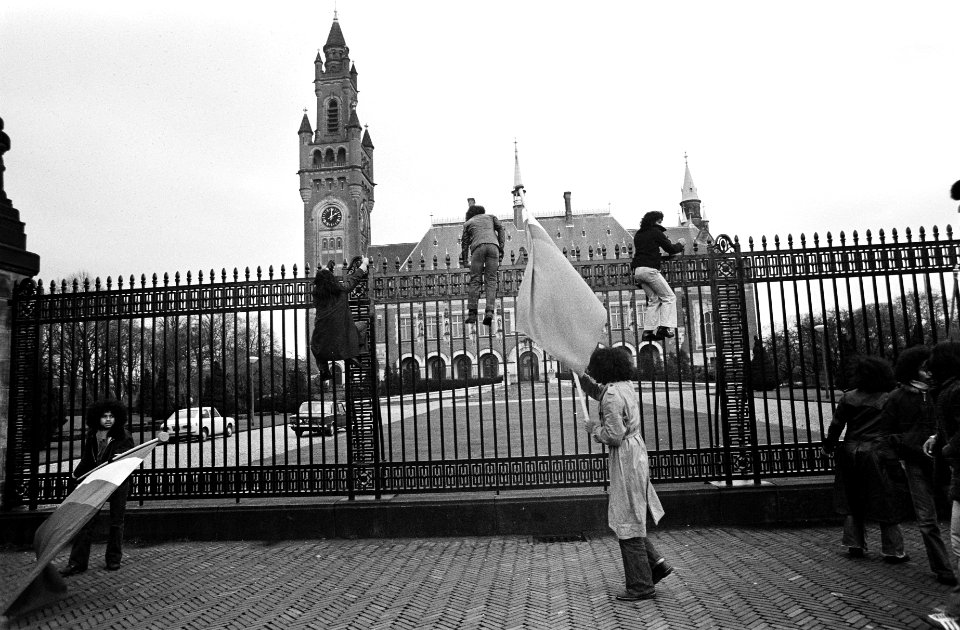 Demonstratie van Zuid Molukkers in Den Haag leidt tot vechtpartijen demonstrant, Bestanddeelnr 927-6643