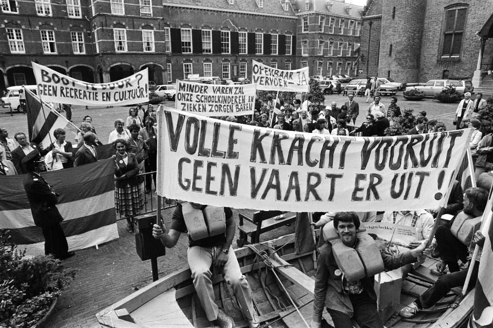 Demonstratie op het Binnenhof tegen inperking van het vervoer tussen Terschellin, Bestanddeelnr 930-9989
