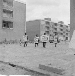 Demonstratie tegen dure woningen in Buitenveldert, de demonstranten met hun leuz, Bestanddeelnr 917-4817