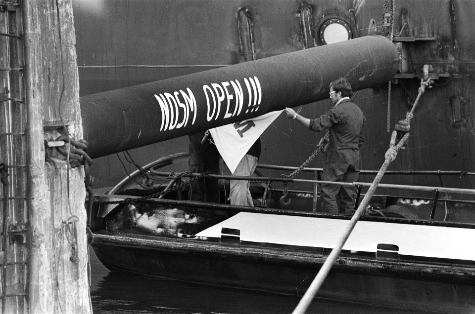 Demonstratie werknemers ADM en NDSM schip aan de ketting, Bestanddeelnr 929-8912
