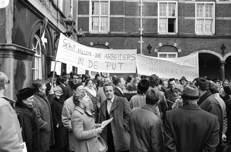 Demonstratie op het Binnenhof tegen de huurwet van minister van Volkshuisvestin…, Bestanddeelnr 924-3405