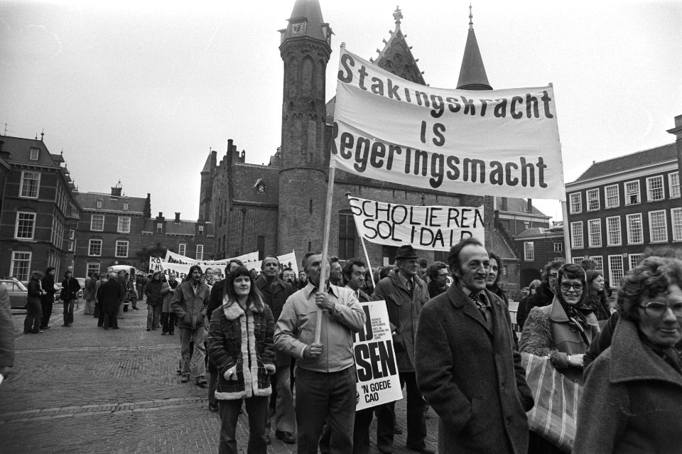 Demonstratie stakers in Den Haag demonstranten op Binnenhof, Bestanddeelnr 929-0344