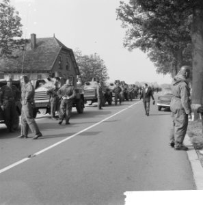 Demonstratie Vrije Boeren op Rijksweg Epe-Vaassen. Pantserwagens van de Koninkl…, Bestanddeelnr 912-9787