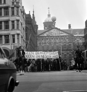 Demonstratie tegen Beroepsverboden in Nederland in Amsterdam demonstranten onder, Bestanddeelnr 929-5358