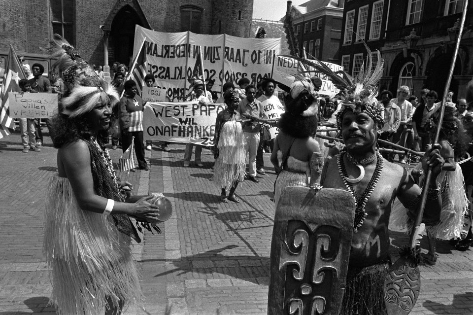 Demonstratie Papoeas op Binnenhof ( Den Haag ) voor onafhankelijkheid West Papoe, Bestanddeelnr 932-2013