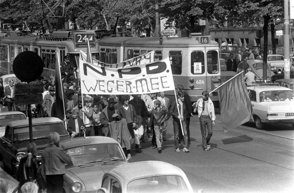 Demonstratie tegen de neo-nazistische partij in Duitsland de NPD in Amsterdam s, Bestanddeelnr 922-7455