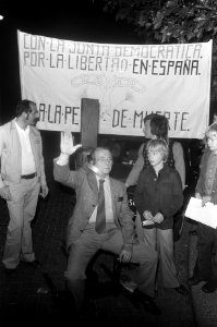Demonstratie tegen de doodvonnissen in Spanje demonstratie met wurgpaal, Bestanddeelnr 928-1661