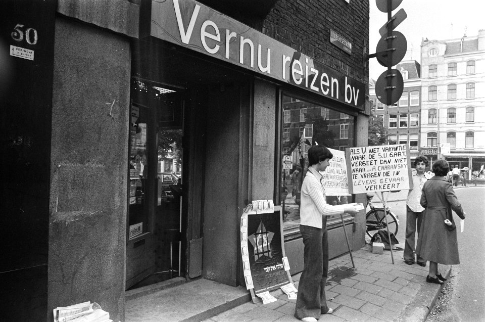 Demonstratie voor reisbureau Vernu in Amsterdam in verband met proces tegen Char, Bestanddeelnr 929-2301
