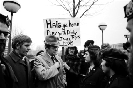 Demonstratie VVDM-ers voor Haags Congresgebouw waar NATO generaal Haig rede hiel, Bestanddeelnr 929-6556