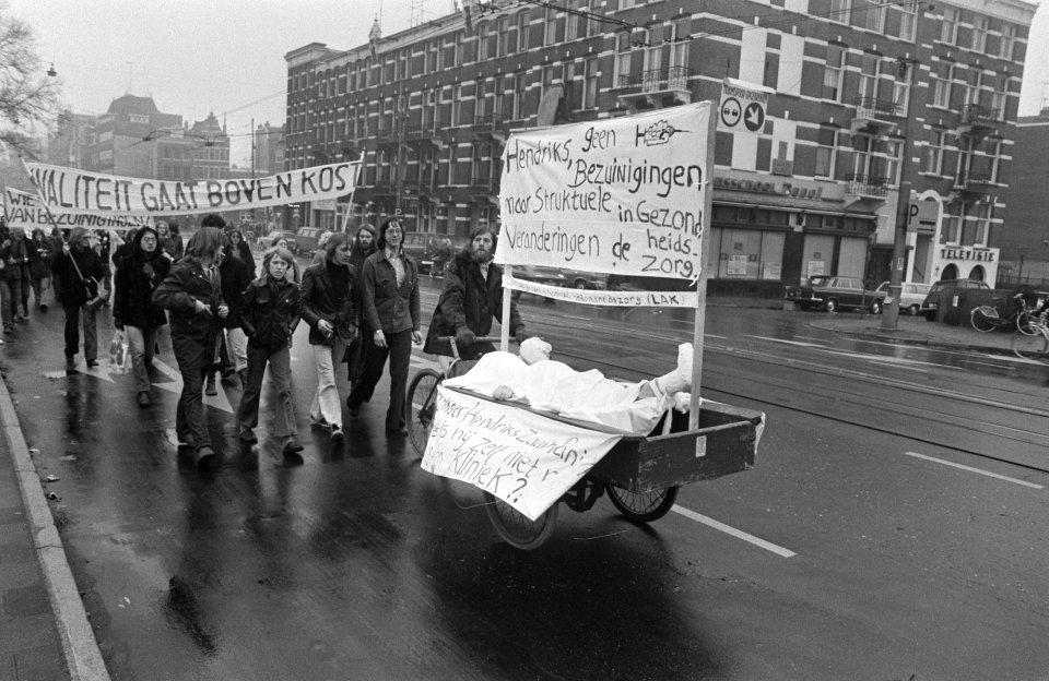 Demonstratie tegen bezuiniging in gezondheidssector in Amsterdam demonstranten , Bestanddeelnr 928-2703