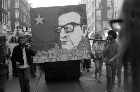 Demonstratie tegen coup in Chili, enorme foto van Allende wordt meegedragen, Bestanddeelnr 926-6853