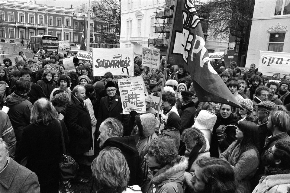 Demonstratie voor Poolse ambassade in Den Haag tegen staat van beleg in Polen. B, Bestanddeelnr 931-8605