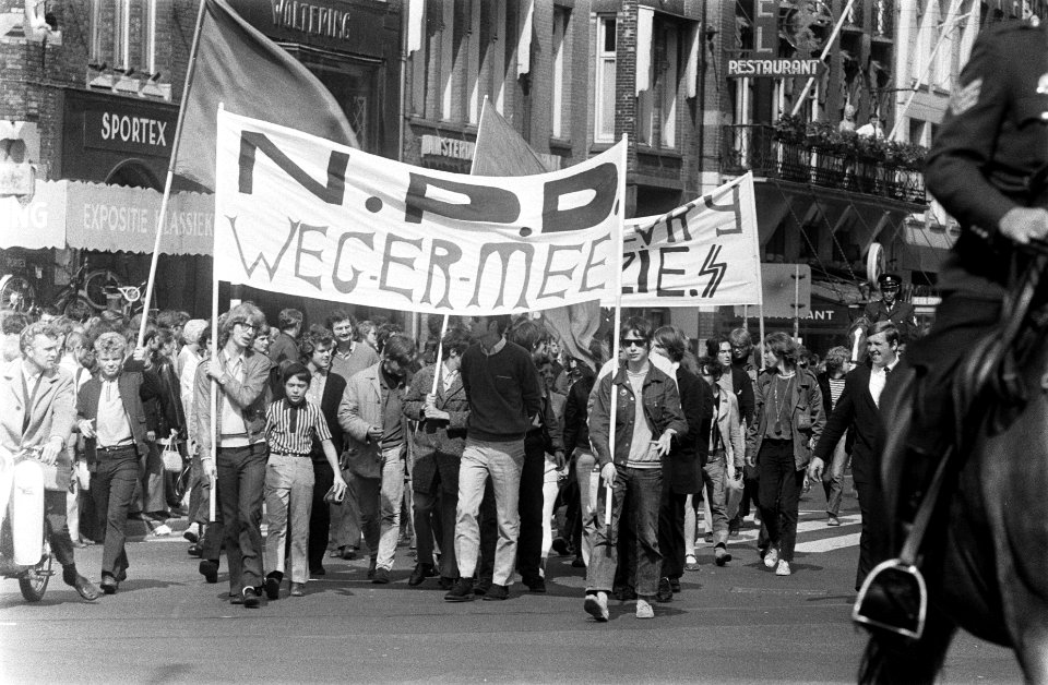 Demonstratie tegen de neo-nazistische partij in Duitsland de NPD in Amsterdam s, Bestanddeelnr 922-7453