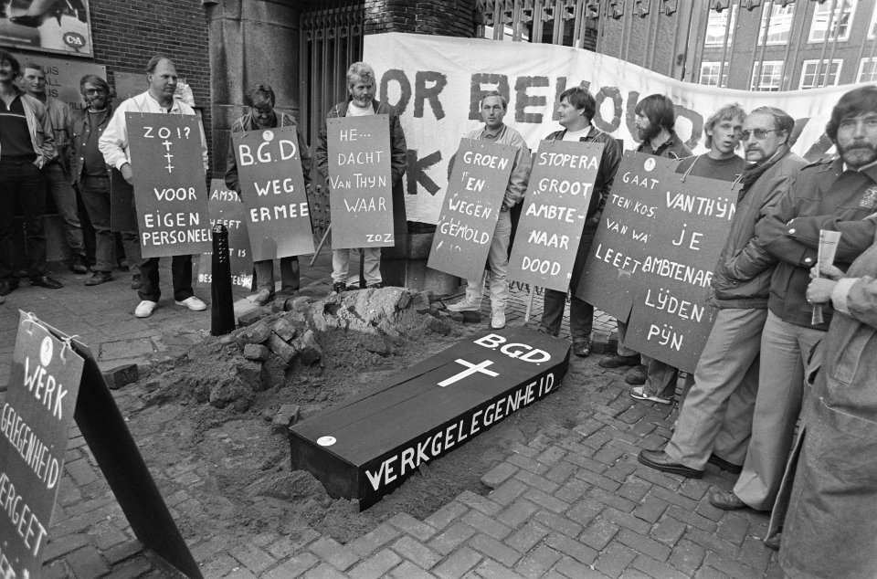 Demonstratie werknemers gemeentelijke wegen- en groenvoorziening tegen gemeentel, Bestanddeelnr 933-7661