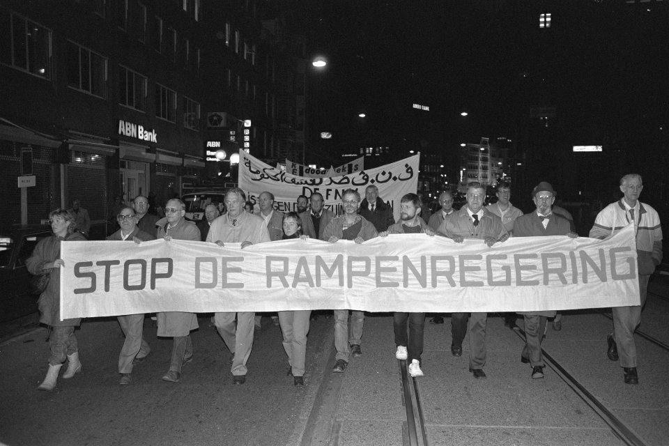 Demonstratie tegen bezuinigingen in gezondheidszorg in Amsterdam spandoek stop, Bestanddeelnr 934-1216
