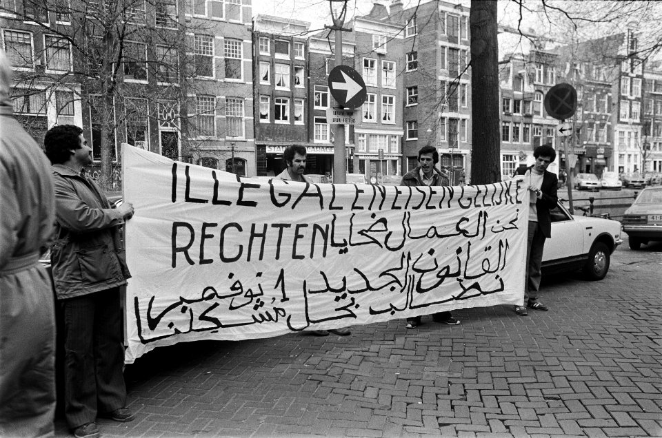 Demonstratie voor stadhuis in Amsterdam door Marokkanen diezichzelf slachtoffers, Bestanddeelnr 932-1158