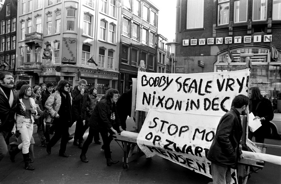 Demonstratie voor vrijlating van Zwarte Panter leider Bobby Seale in Amsterdam, Bestanddeelnr 923-3470