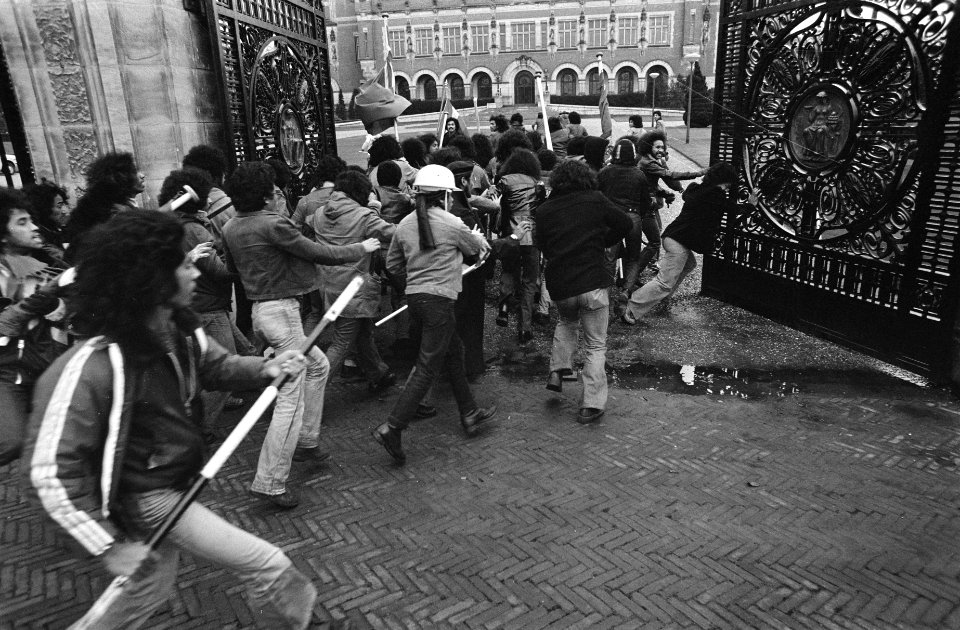 Demonstratie van Zuid Molukkers in Den Haag leidt tot vechtpartijen demonstrant, Bestanddeelnr 927-6641