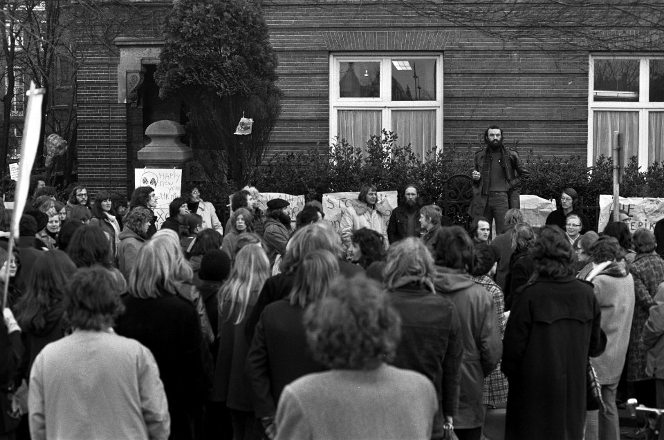 Demonstratie tegen bombardementen op Noord-Vietnam bij Amerikaanse Consulaat te , Bestanddeelnr 926-1156