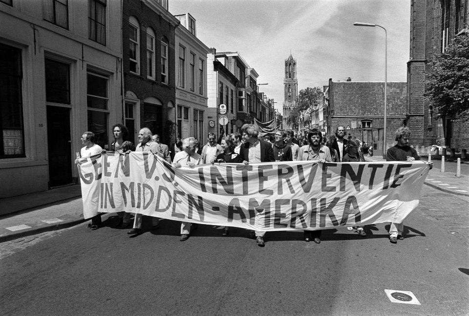 Demonstratie tegen Amerikaanse inmenging en El Salvador Utrecht demonstratie met voorop spandoek Geen VS, Bestanddeelnr 931-5412