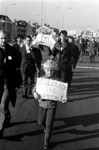 Demonstratie van Werkende Jongeren in Den Haag . Vooraan de stoet doodskist met , Bestanddeelnr 922-9279