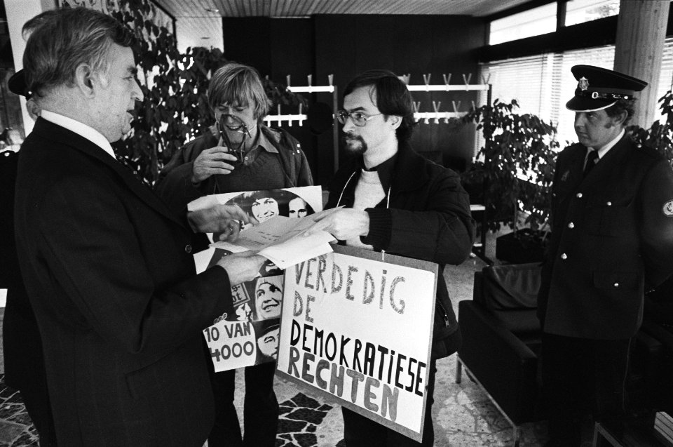 Demonstratie tegen Berufsverbott voor ambassade BRD in Den Haag , gemuilkorfde d, Bestanddeelnr 929-9343