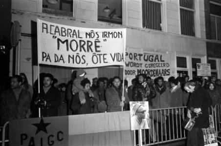 Demonstratie voor Portugese Ambassade te Den Haag ivm moord op Cabral (leider , Bestanddeelnr 926-1743