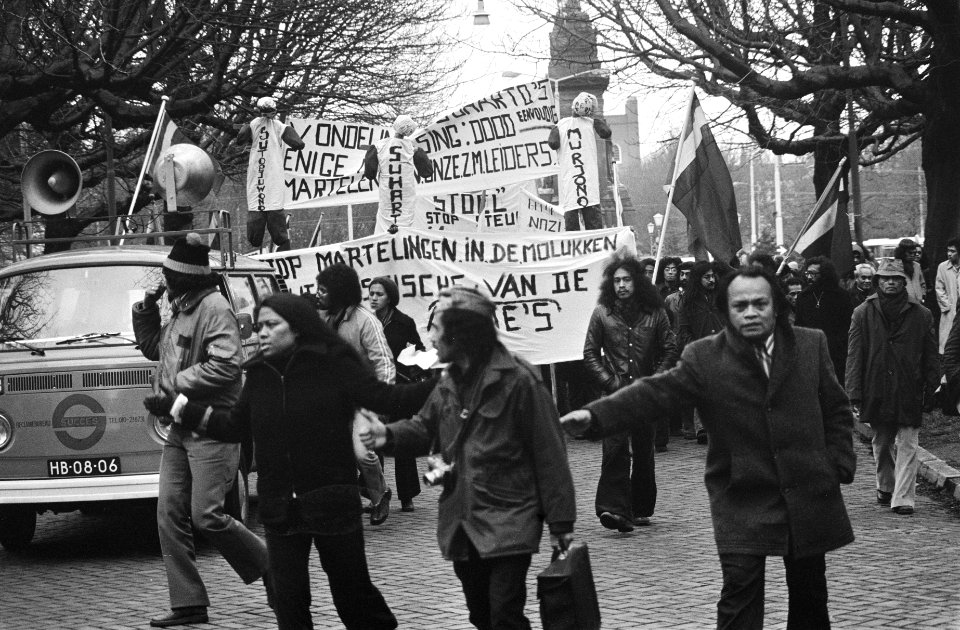 Demonstratie van Zuid Molukkers in Den Haag leidt tot vechtpartijen demonstrant, Bestanddeelnr 927-6646