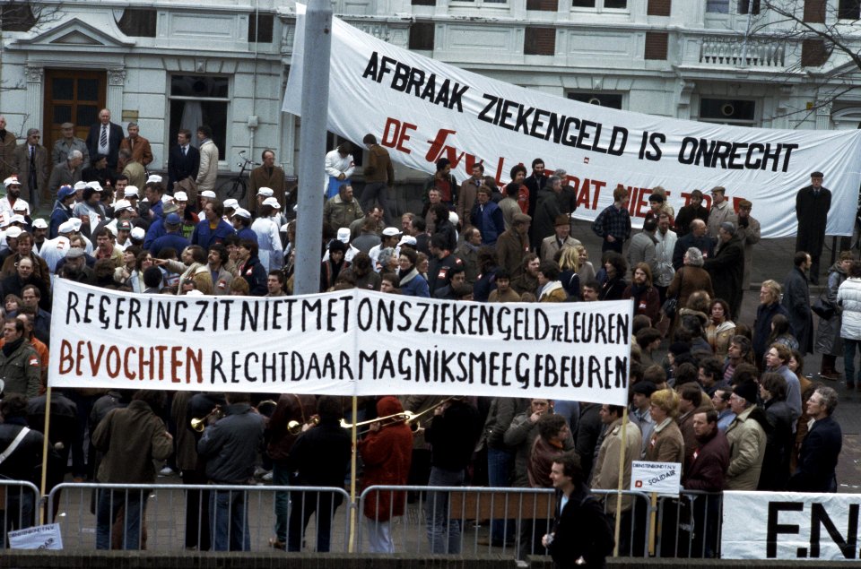 Demonstratie voor het SER gebouw i.v.m. de dreigende korting op het ziektegeld, Bestanddeelnr 253-8658