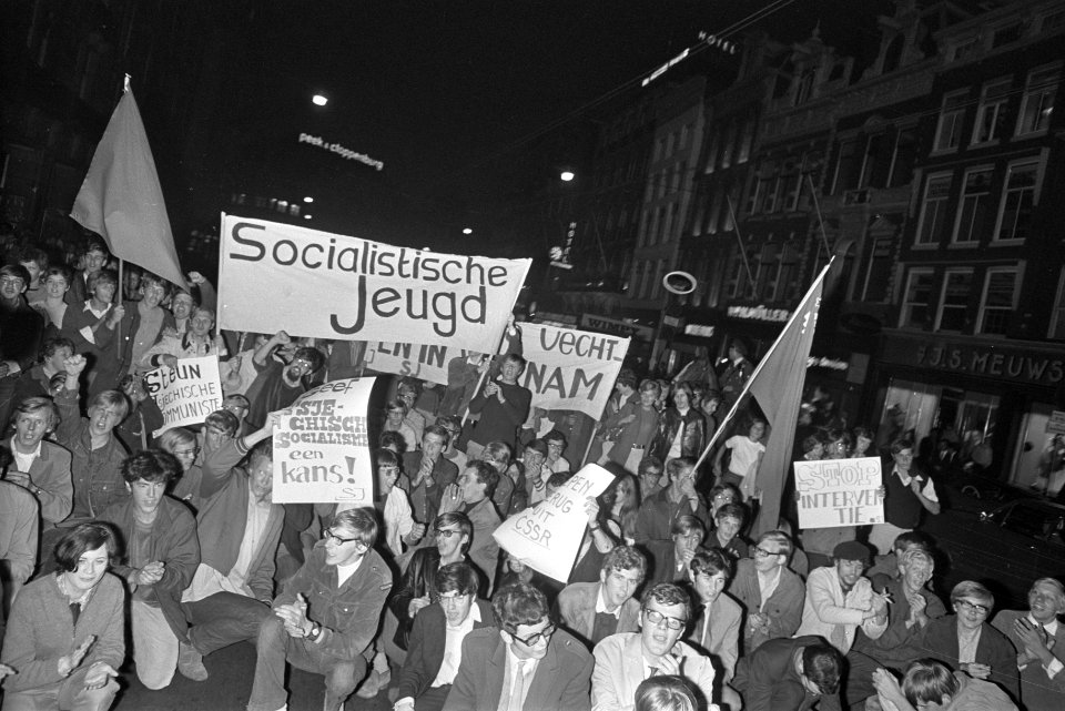 Demonstratie voor Tsjechoslowakije in Amsterdam. De stoet trekt door de stad, Bestanddeelnr 921-6112