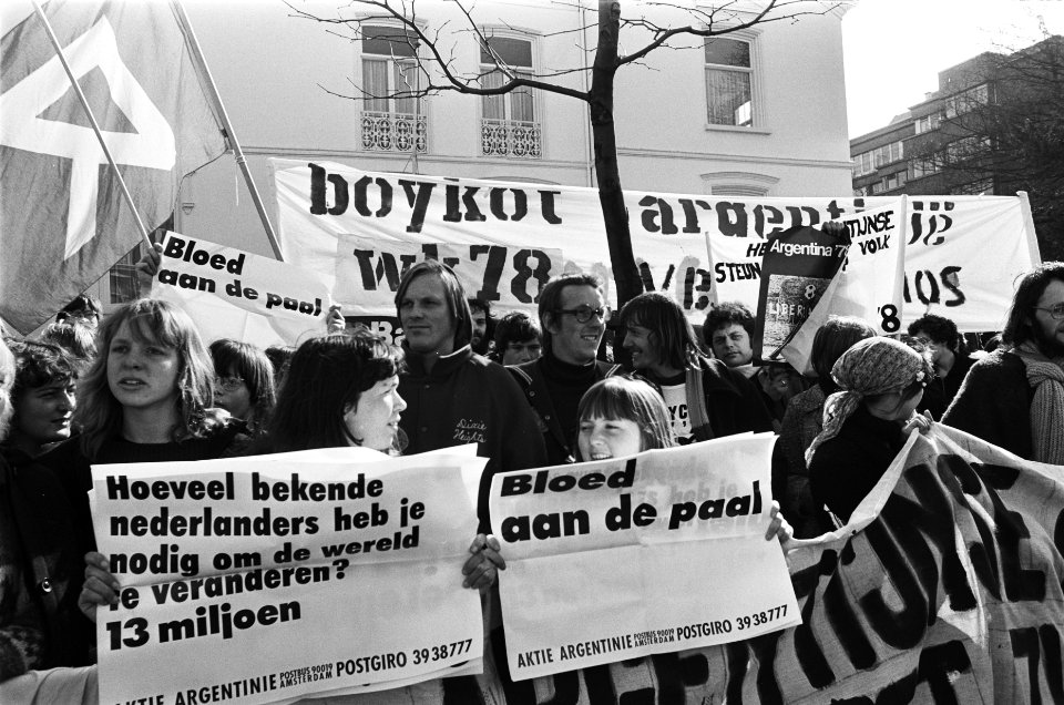 Demonstratie tegen bewind in Argentinie Freek de Jonge en Bram Vermeulen, Bestanddeelnr 929-6417