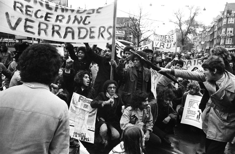 Demonstratie van Zuid-Molukkers samen met de Vrijheidsschool te Amsterdam dem, Bestanddeelnr 923-9729