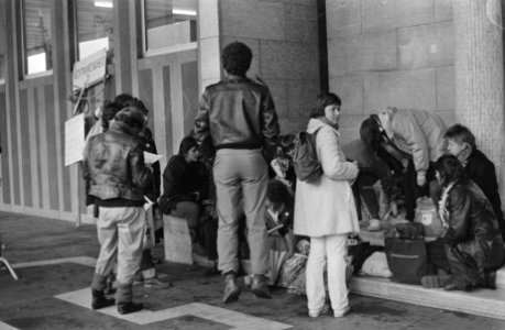 Demonstratie voor Paleis van Justitie in Arnhem tijdens het terechtstaan van 13 , Bestanddeelnr 934-7227