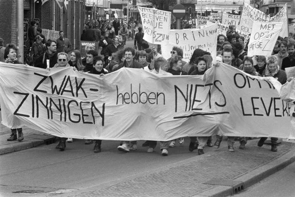 Demonstratie tegen bezuinigingen in zwakzinnigenzorg in Utrecht, Bestanddeelnr 933-8999
