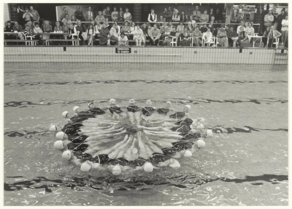 Demonstratie synchroonzwemmen in het Sportfondsenbad. NL-HlmNHA 54016598